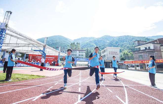 pg电子平台开学这天广东连南乡村学校有了一条新跑道